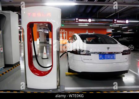 Ein Tesla Elektroautos wird auf der weltweit größten Kompressor von Tesla in einer Tiefgarage im Stadtteil Pudong, Sh Stockfoto