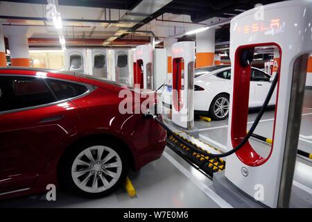 Ein Tesla Elektroautos wird auf der weltweit größten Kompressor von Tesla in einer Tiefgarage im Stadtteil Pudong, Sh Stockfoto