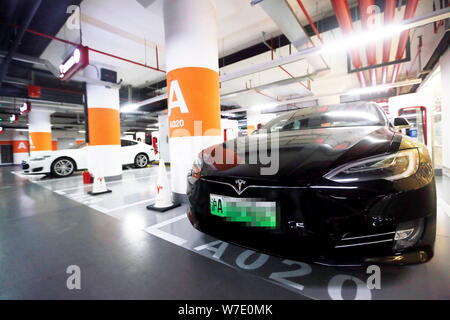Ein Tesla Elektroautos wird auf der weltweit größten Kompressor von Tesla in einer Tiefgarage im Stadtteil Pudong, Sh Stockfoto