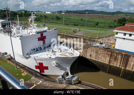 190804-N-BV 658-1053 PANAMA CANAL (4. August 2019) Das Hospital Ship USNS Comfort (T-AH 20) fließt durch Miraflores sperren, während im Transit durch den Panamakanal. Komfort ist das Arbeiten mit Gesundheit und Regierung Partner in Mittelamerika, Südamerika und die Karibik zu kümmern, auf dem Schiff und an Land-basierte medizinische Websites, wodurch der Druck auf die nationalen medizinischen Systemen durch eine Erhöhung der Venezolanischen Migranten belasteten zu entlasten. (U.S. Marine Foto von Mass Communication Specialist 3. Klasse Kryzentia Richards) Stockfoto