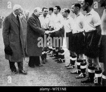 Winston Churchill grüßt das englische Fußballteam, Wembley, London, Oktober 1941. Artist: London Nachrichten Agentur Stockfoto