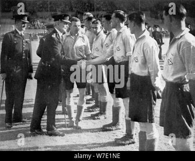 Einführungen, bevor ein RAF vs Metropolitan Police Fußballspiel, Wembley, London, 1942. Artist: Unbekannt Stockfoto