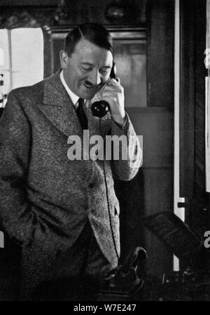 Adolf Hitler auf dem Telefon, Januar 1935. Artist: Unbekannt Stockfoto