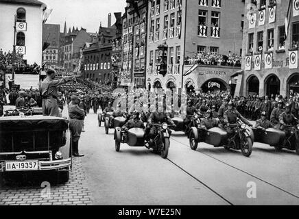 Adolf Hitler überprüfung Motorrad Truppen an der Kundgebung in Nürnberg, Deutschland, 1935. Artist: Unbekannt Stockfoto