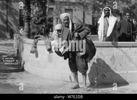 Ein Wasserträger in Damaskus, Syrien, c 1920 s-c 1930s (?). Artist: Unbekannt Stockfoto