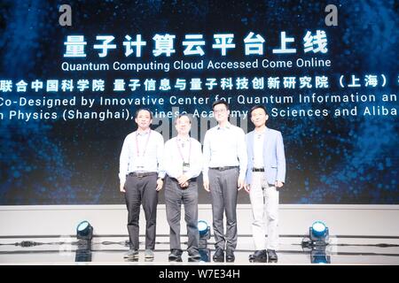 Pan Jianwei, zweite links, leitender Wissenschaftler der Quantum Chinas Experimente in Raum und Mitglied der Akademie, und Shi Yaoyun, rechts, führen scient Stockfoto