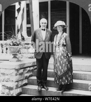 Präsident und Frau Harding an ihrem Haus, Marion, Illinois, USA, c 1921 - c 1923. Artist: Keystone View Company Stockfoto