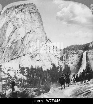 Nevada fällt und Liberty Cap aus einem Trail, Yosemite Valley, Kalifornien, USA, 1902. Artist: Underwood & Underwood Stockfoto