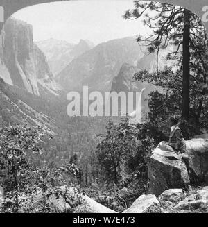 Blick von Inspiration Point durch Yosemite Valley, Kalifornien, USA, 1902. Artist: Underwood & Underwood Stockfoto