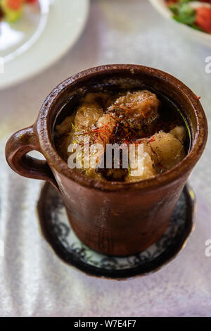 Konische Topf von piti Suppe in Scheki, Aserbaidschan. Stockfoto