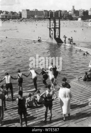 Baden Pool, Dinard, Bretagne, Frankreich, 20. Artist: Unbekannt Stockfoto