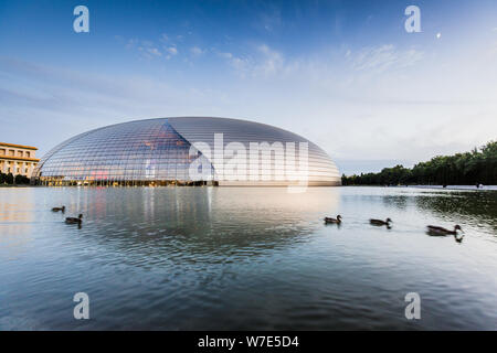 Blick auf das Nationale Zentrum für Darstellende Künste (NCPA) in Peking, China, 26. September 2017. Stockfoto