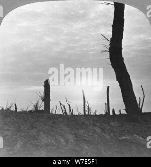 Die Sonne geht über 'Niemandsland' an der Somme, Frankreich, Weltkrieg I, c 1914 - c 1918. Artist: Realistische Reisen Verlage Stockfoto