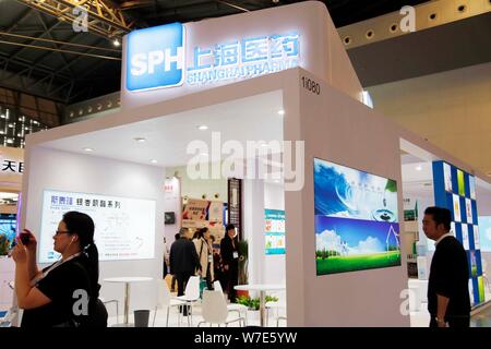 ---- Menschen besuchen den Stand der Shanghai Pharmaceutical (SPH) während einer Ausstellung in Shanghai, China, 20. April 2017. Shanghai Pharmaceuticals Co. Stockfoto