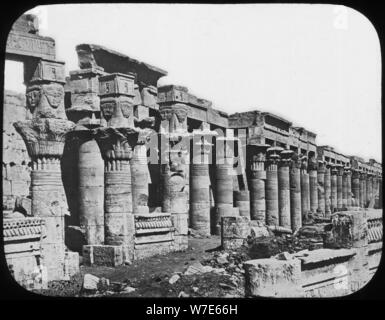 Colonnade Philae Tempel, Ägypten, c 1890. Artist: Newton & Co. Stockfoto