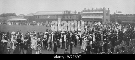 Lord's Cricket Ground, das Mittagessen Intervall, London, c 1899. Artist: RW Thomas Stockfoto