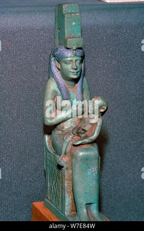 Bronzestatuette der ägyptischen Göttin Isis Spanferkel Horus. Artist: Unbekannt Stockfoto