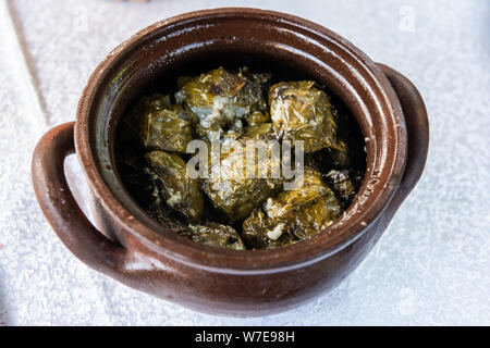 Die aserbaidschanische Dolma mit Weinblätter gefüllt mit Fleisch in Scheki, Aserbaidschan. Stockfoto