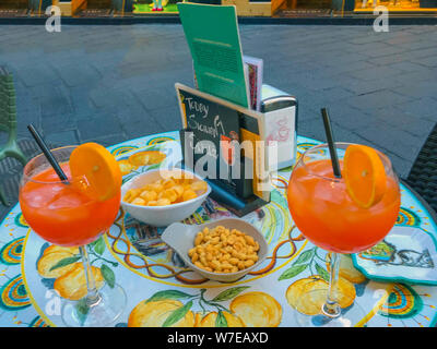 Palermo Sizilien Italien Juni 25, 2018: Zwei Gläser Aperol Spritz Cocktail auf einem keramischen Tabelle in einem Straßencafe in Italien. Stockfoto