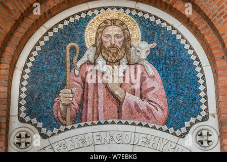 Der gute Hirte, ein Mosaik im Portal der dänischen Kirche, Ansager, Dänemark, 30. Juli 2019 Stockfoto