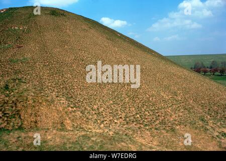 Silbury Hill aus dem Süden. Stockfoto