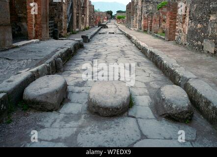 Straße in die römische Stadt Pompeji, 1. Jahrhundert. Artist: Unbekannt Stockfoto