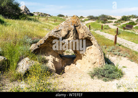 Felsen mit einem Loch in Gobustan, Aserbaidschan. Stockfoto