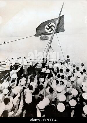 Ein Gruß an die NSDAP-Flagge auf der SS Bremen, New York, c 1935. Artist: Unbekannt Stockfoto