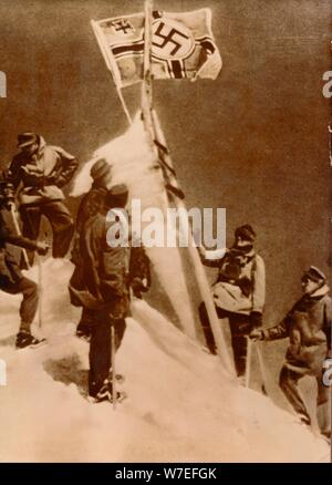 Deutsche Wehrmacht Pflanze einen Nazi Flag auf dem Gipfel des Elbrus. Artist: Unbekannt Stockfoto