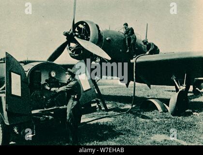 Tanken einen Wellesley-Bomber, 1940. Künstler: unbekannt Stockfoto