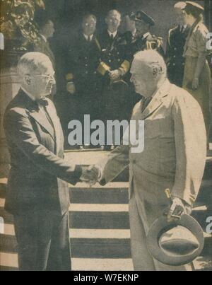 "Warmer Händedruck zwischen Premier und Präsident", 1945. Künstler: unbekannt. Stockfoto