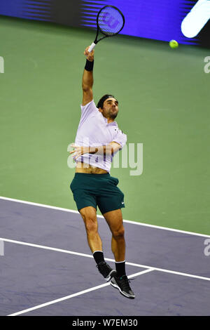 Roger Federer von der Schweiz serviert gegen Rafael Nadal aus Spanien in ihrer endgültigen, von Singles, die Männer während der Shanghai Rolex Masters Tennis Turnier Stockfoto