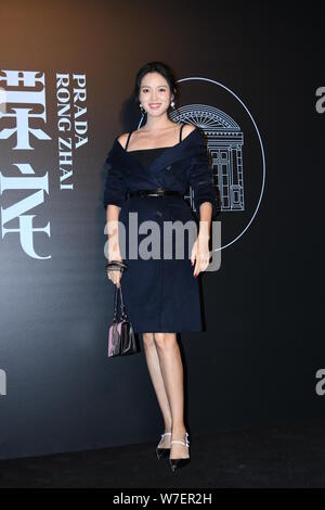 Chinesische Modell und Miss World Zhang Zilin Posen an der Enthüllungsfeier für Prada Rong Zhai in Shanghai, China, 14. Oktober 2017. Stockfoto