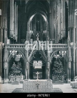 "Westminster Abbey, London, zeigt Benno Elkans alttestamentlichen und neutestamentlichen Kandelaber" c1942 Künstler: unbekannt. Stockfoto