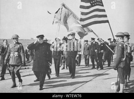 "Island-Besuch. Churchill - mit Ensign Franklin D. Roosevelt Jnr folgen - grüßen die Sterne ein Stockfoto