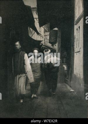 "Eine Straße In China", c1927, (1927). Künstler: Reginald Belfield. Stockfoto