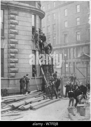 Dienerschaft Feuerwehr im Hotel Cecil, London, c1903 (1903). Künstler: unbekannt. Stockfoto