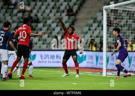 Kamerunischer Fußballspieler John Mary von Shenzhen F.C. feiert Nachdem Sie gegen Peking Renhe in der 21. Runde während der 2019 chinesischen Fußballverband Super League (CSL) in Shenzhen City, South China Guangdong Provinz, den 2. August 2019. Shenzhen F.C. spielte Zeichnen nach Peking Renhe 1-1. Stockfoto