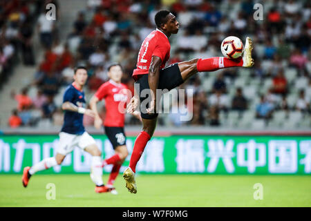 Kamerunischer Fußballspieler John Mary von Shenzhen F.C. dribbelt gegen Peking Renhe in der 21. Runde während der 2019 chinesischen Fußballverband Super League (CSL) in Shenzhen City, South China Guangdong Provinz, den 2. August 2019. Shenzhen F.C. spielte Zeichnen nach Peking Renhe 1-1. Stockfoto