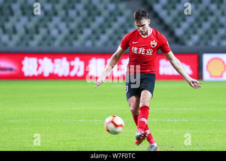 Norwegischer Fußballspieler Ole Selnaes von Shenzhen F.C. dribbelt gegen Peking Renhe in der 21. Runde während der 2019 chinesischen Fußballverband Super League (CSL) in Shenzhen City, South China Guangdong Provinz, den 2. August 2019. Shenzhen F.C. spielte Zeichnen nach Peking Renhe 1-1. Stockfoto