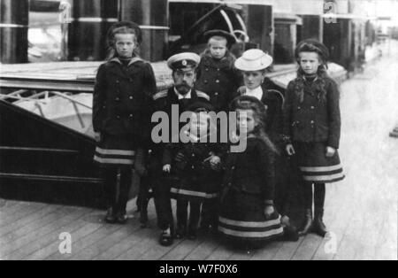 Tsar Nicholas II und Zarin Alexandra von Russland und ihre Kinder, 1907.  Künstler: unbekannt. Stockfoto