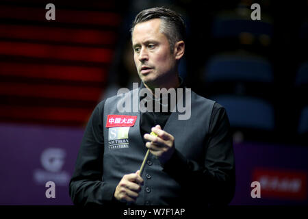 Alfie Belastung von England Kreiden seine Cue als hält er einen Schuß zu Yan Bingtao Chinas in der heldover Gleichen während der 2019 World Snooker internationale Meisterschaft in Daqing Stadt, im Nordosten der chinesischen Provinz Heilongjiang, den 4. August 2019. Yan Bingtao besiegt Alfie Belastung 6-1. Stockfoto