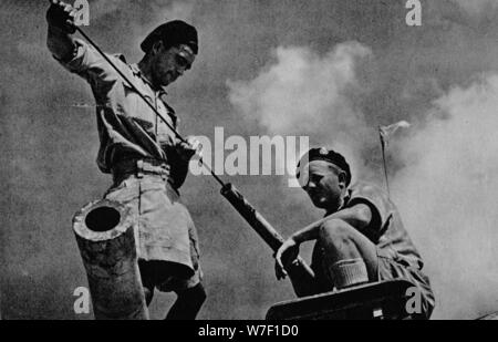 "Der Tank Mannschaften vorbereiten...", 1942 (1944). Künstler: unbekannt. Stockfoto