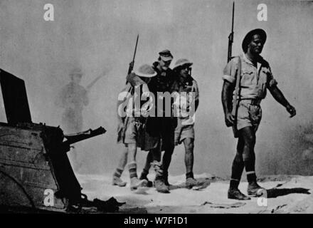 "Close-up einer großen Schlacht. Die Australier sind in einem verwundeten Gefangenen bringen ", 1942 (1944). Künstler: unbekannt. Stockfoto