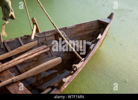 Details von Holz- Boot auf dem Segeln - Rudern Schiffe der Wikingerzeit montiert. historischen Rekonstruktion. Stockfoto