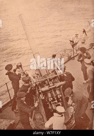 Eine Flak in Aktion auf ein britisches Schlachtschiff c1917 (1919). Künstler: unbekannt. Stockfoto