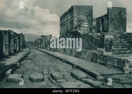 Straße zwischen Ruinen, Pompeji, Italien, 1927. Künstler: Eugen Poppel. Stockfoto