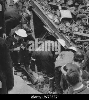 "Die Suche geht weiter", 1941 (1942). Künstler: unbekannt. Stockfoto