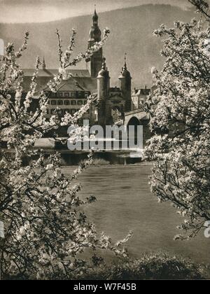 "Heidelberg. Auf die alte Neckarbrücke ", 1931. Künstler: Kurt Hielscher. Stockfoto