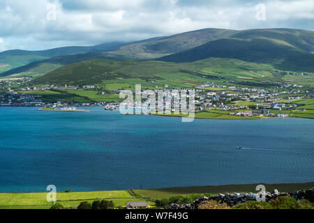 Blick über die Bucht von Dingle Dingle Stadt von Ballymacadoyle Hill auf der Halbinsel Dingle in der Grafschaft Kerry, Republik von Irland Stockfoto